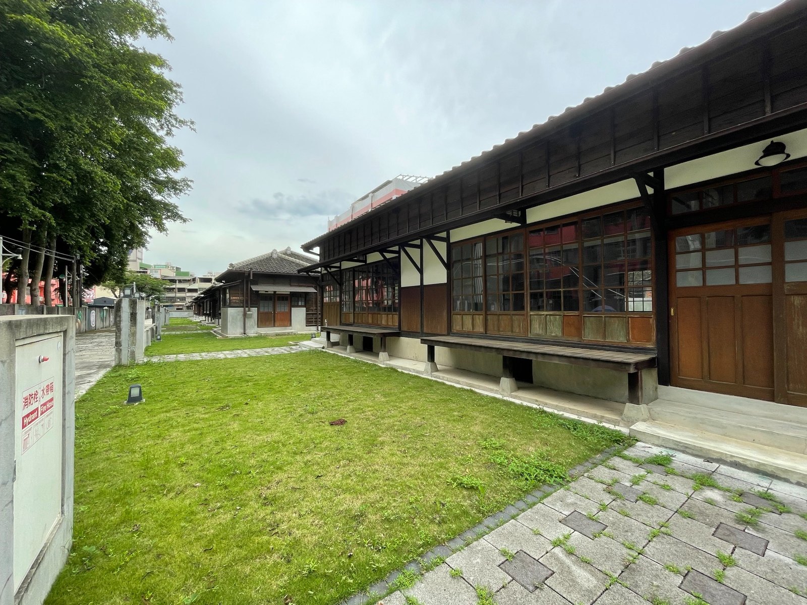 日式宿舍木構外牆與庭院
